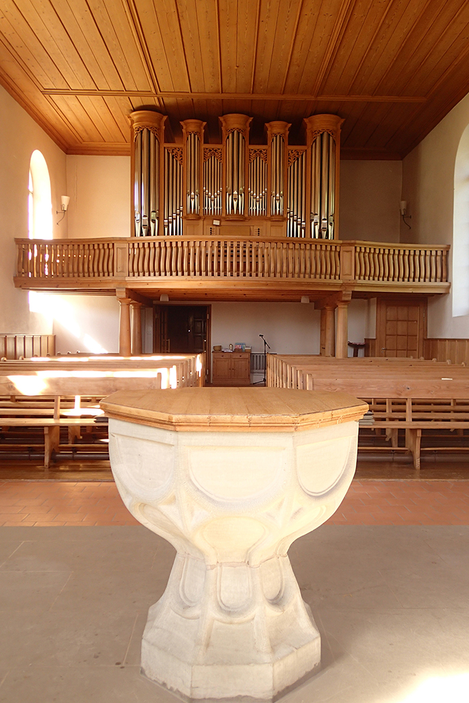 Orgel und Taufstein der Kirche Lüsslingen